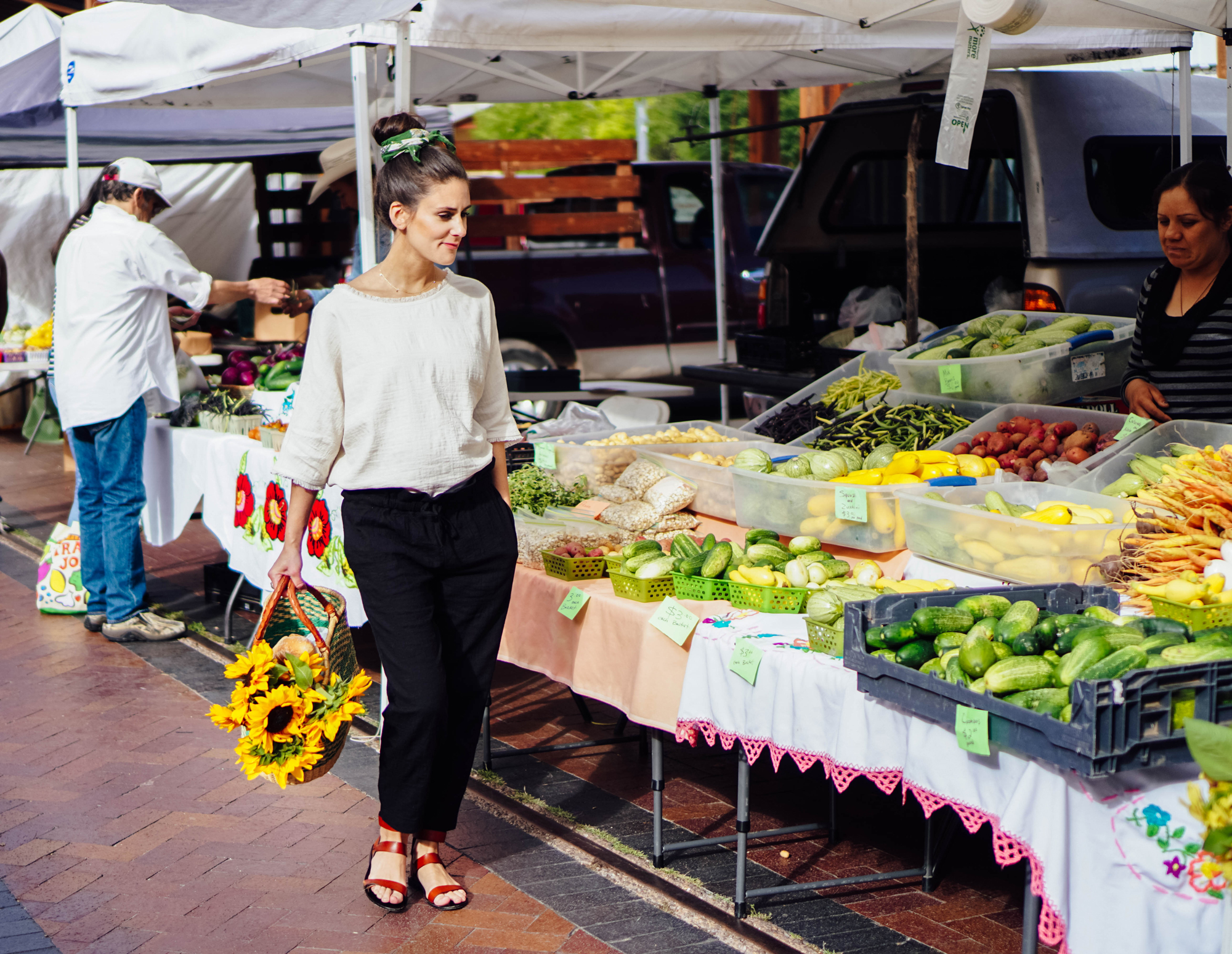 I'm exploring the Santa Fe Farmer's Market and the famous Cathedral Basilica of St. Francis of Assisi in some of my favorite maternity pieces from hatch collection over on The Dandy Liar, including this comfortable black jumper, and these extra forgiving paperbag waist pants and linen top.