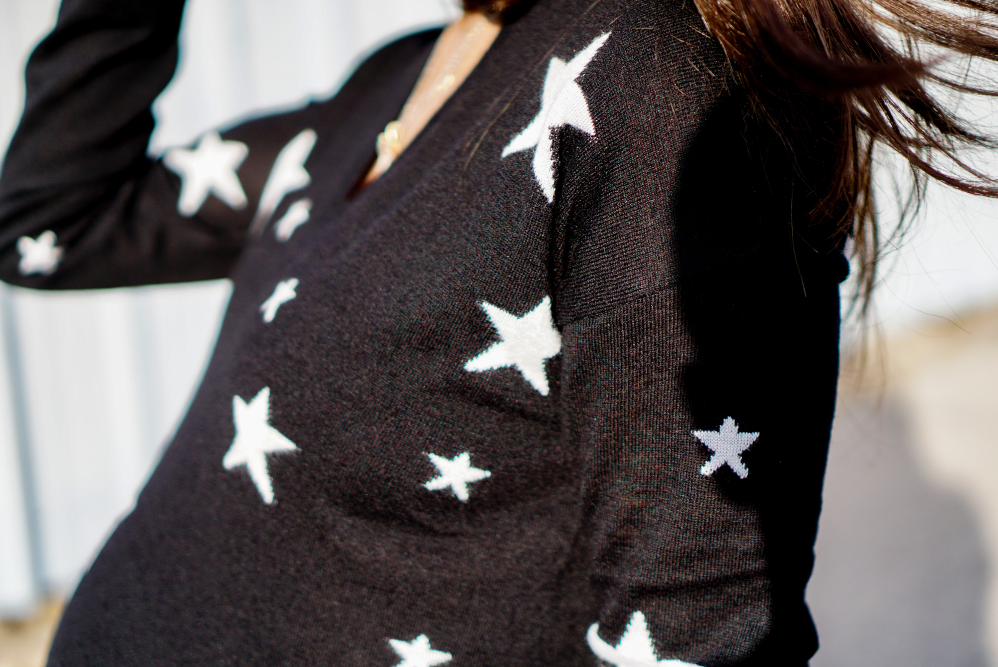 I'm on thedandyliar.com, styling this star intarsia knit sweater and black leggings from Isabella Oliver in my third trimester! The best part? They can be worn after pregnancy, which for me is in less than a week!