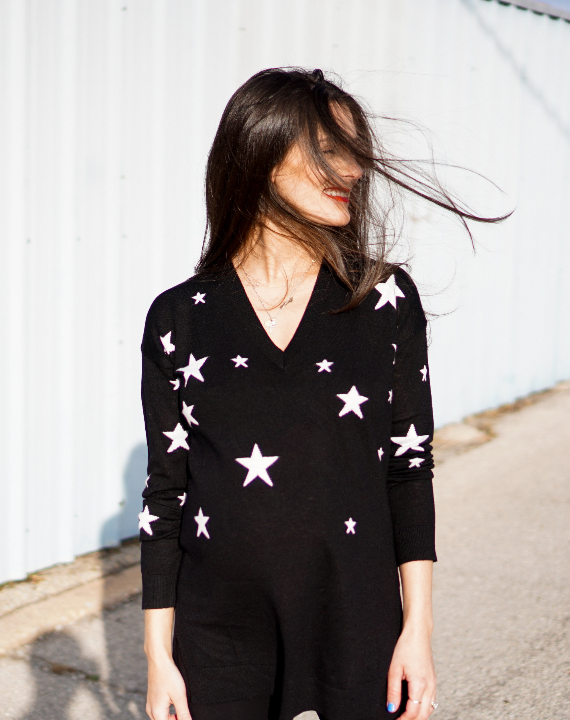 I'm on thedandyliar.com, styling this star intarsia knit sweater and black leggings from Isabella Oliver in my third trimester! The best part? They can be worn after pregnancy, which for me is in less than a week!