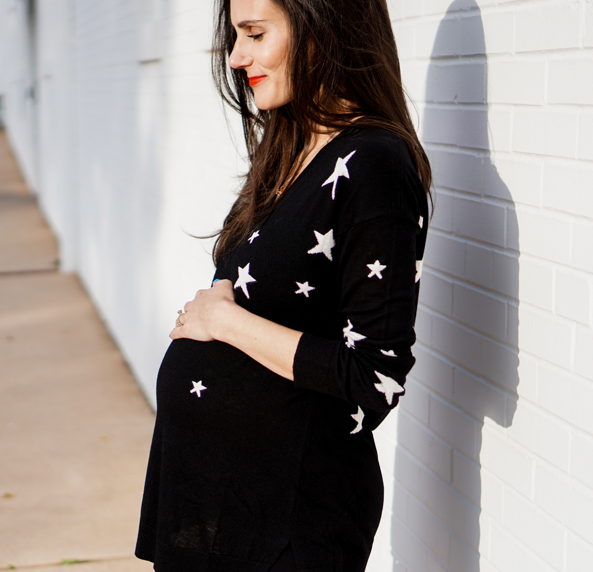 I'm on thedandyliar.com, styling this star intarsia knit sweater and black leggings from Isabella Oliver in my third trimester! The best part? They can be worn after pregnancy, which for me is in less than a week!