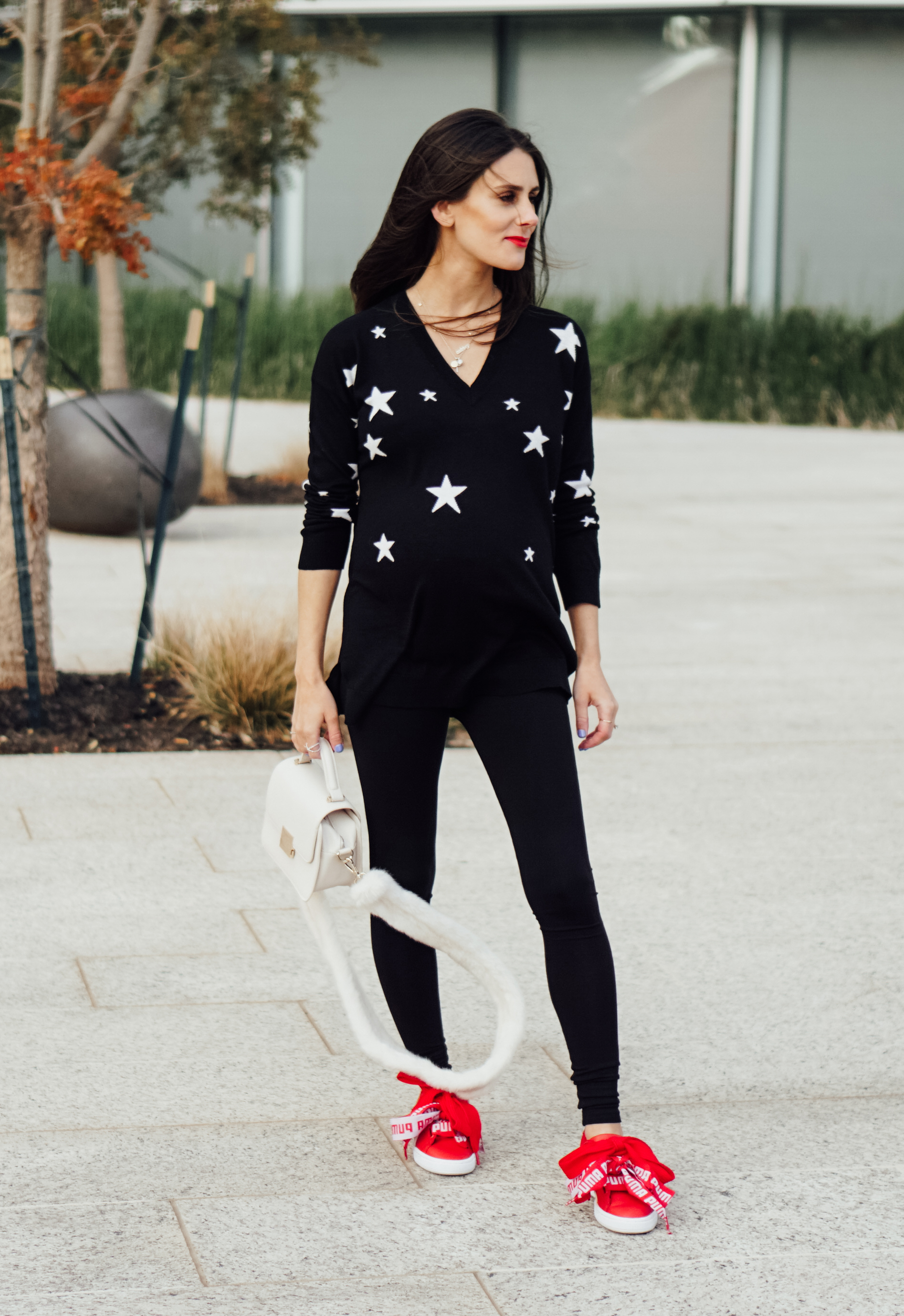 I'm on thedandyliar.com, styling this star intarsia knit sweater and black leggings from Isabella Oliver in my third trimester! The best part? They can be worn after pregnancy, which for me is in less than a week!